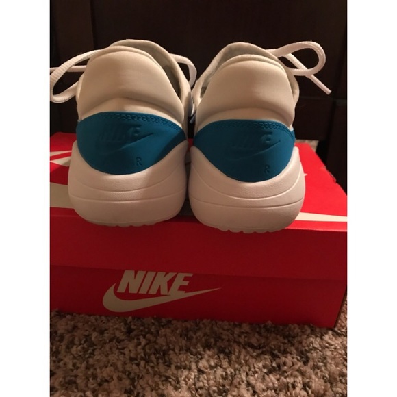 Athletic shoes - Picture 3 of 4